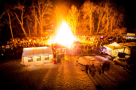 Osterfeuer im Schloss Plaue