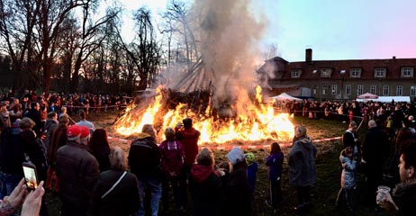 Osterfeuer im Schloss Plaue